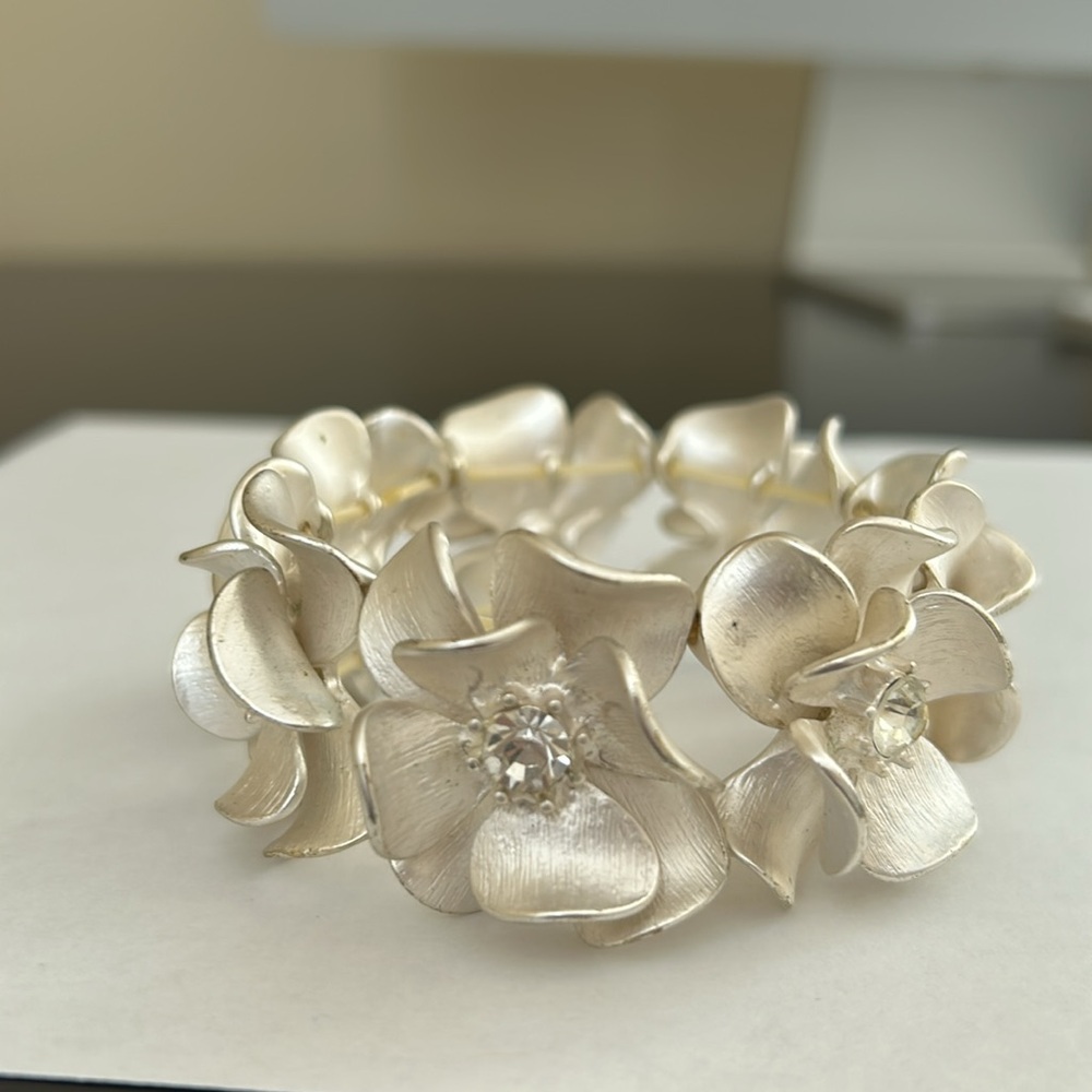 Costume Jewelry Bracelet - Picture 5 of 9